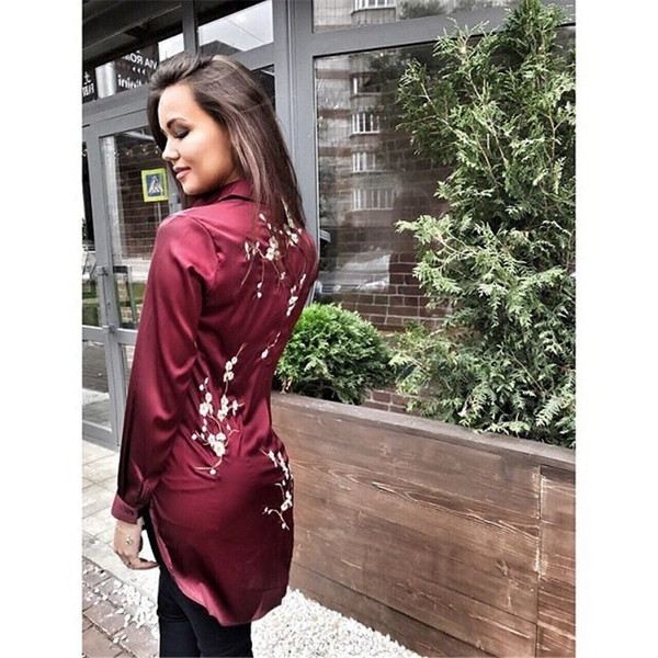 Πολύ κομψό γυναικείο πουκάμισο με φυτικά μοτίβα