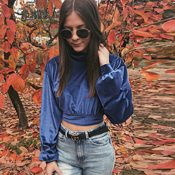 Κομψή γυναικεία μπλούζα  βελούδινη  σε κοντό μανίκι 