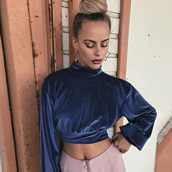 Κομψή γυναικεία μπλούζα  βελούδινη  σε κοντό μανίκι 