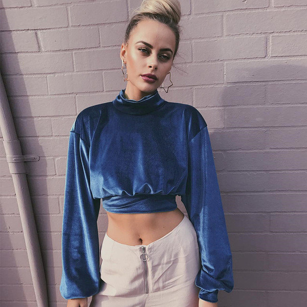 Κομψή γυναικεία μπλούζα  βελούδινη  σε κοντό μανίκι 