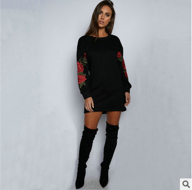 Σπορ-κομψό γυναικείο φόρεμα  με κεντήματα στα μανίκια, σε μαύρο και άσπρο χρώμα