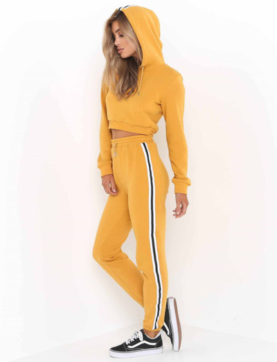 Κομψό γυναικείο αθλητικό σετ σε τρία χρώματα