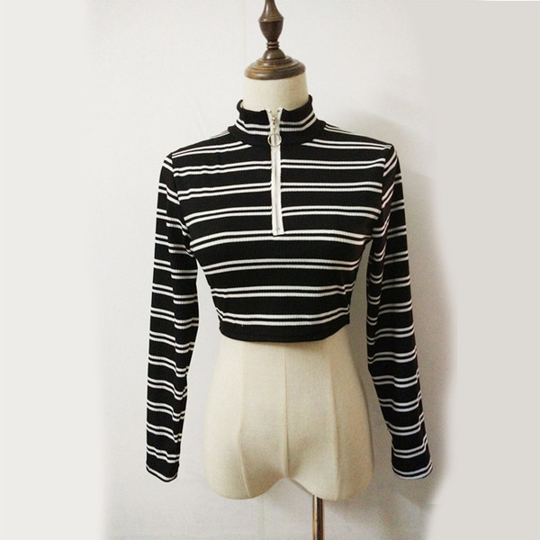 Σύντομη πλεκτή γυναικεία μπλούζα με κολάρο και ριγέ φερμουάρ