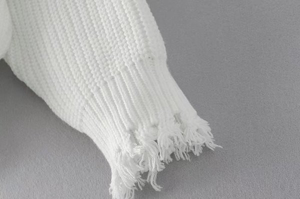 Ένα ενδιαφέρον πουλόβερ γυναικείο  με ένα βαθύ λαιμόκοψη σε ένα ευρύ πρότυπο