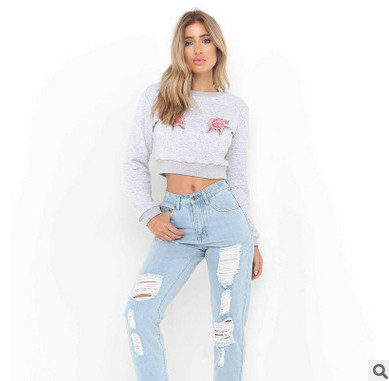 Αθλητική γυναικεία  κοντή μπλούζα με floral διακόσμηση γυα το φθινόπωρο