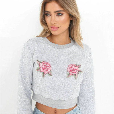 Αθλητική γυναικεία  κοντή μπλούζα με floral διακόσμηση γυα το φθινόπωρο