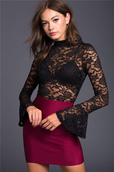 Κομψό γυναικείο κορμάκι δαντέλας με φαρδιά μανίκια