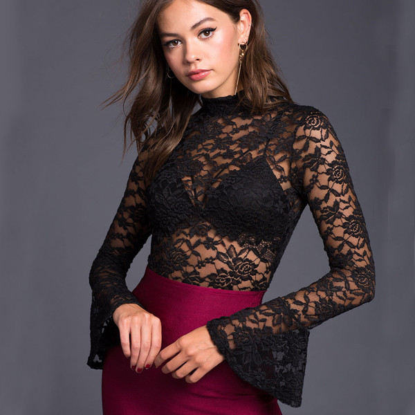 Κομψό γυναικείο κορμάκι δαντέλας με φαρδιά μανίκια