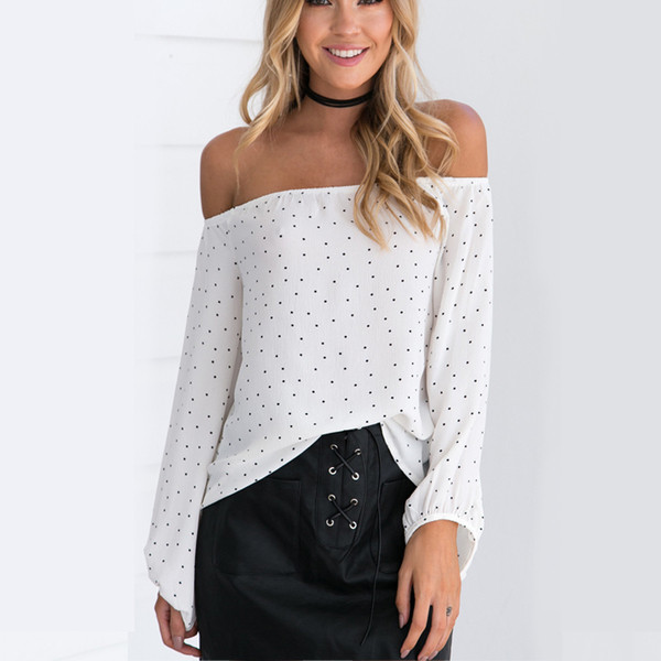 Γυναικείο φανελάκι  για το φθινόπωρο με γυμνούς ώμους σε λευκές και μαύρες κουκίδες