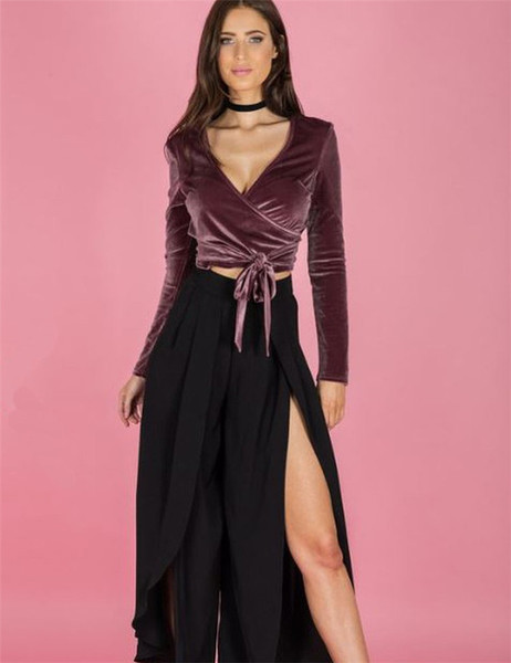 Κομψή κοντή γυναικεία μπλούζα με βαθύ λαιμόκοψη