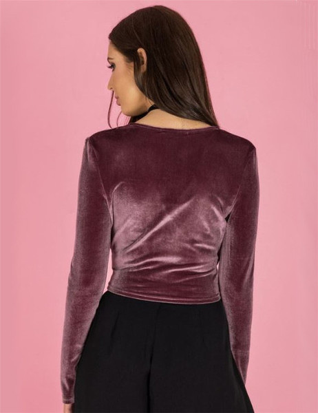 Κομψή κοντή γυναικεία μπλούζα με βαθύ λαιμόκοψη