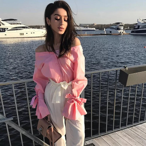 Κομψό γυναικείο πουκάμισο με γυμνούς ώμους και εντυπωσιακά μανίκια