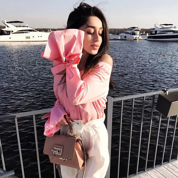 Κομψό γυναικείο πουκάμισο με γυμνούς ώμους και εντυπωσιακά μανίκια