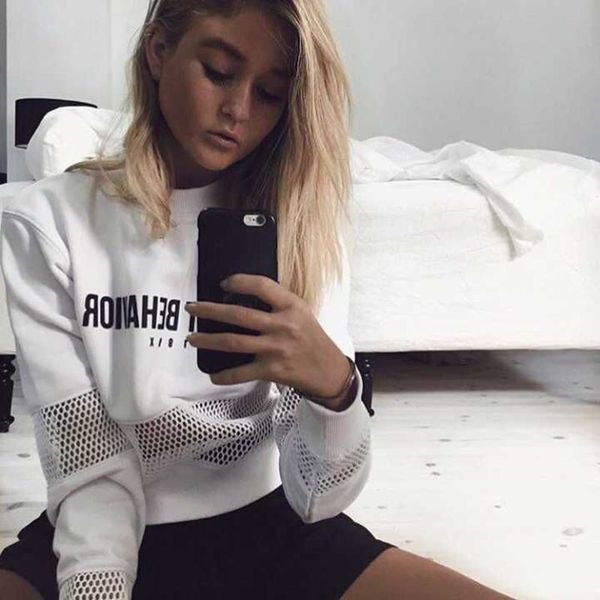 Γυναικεία φανέλα για το φθινόπωρο σε λευκό και μαύρο χρώμα με δίχτυ και επιγραφή
