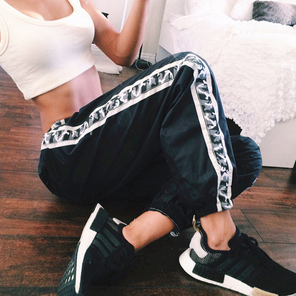 Κομψά, σπορ γυναικεία παντελόνια σε ευρύ μοτίβο