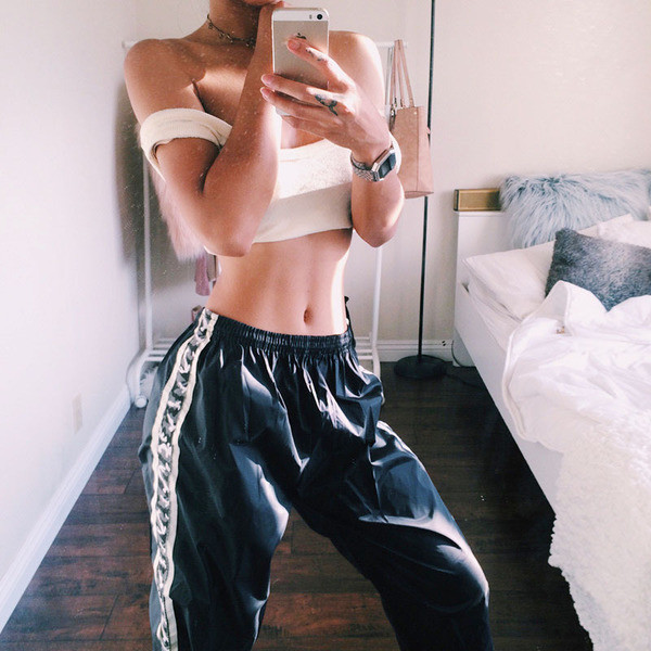 Κομψά, σπορ γυναικεία παντελόνια σε ευρύ μοτίβο