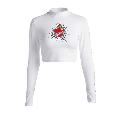 Κομψή κοντή γυναικεία μπλούζα με επιγραφές στα μανίκια