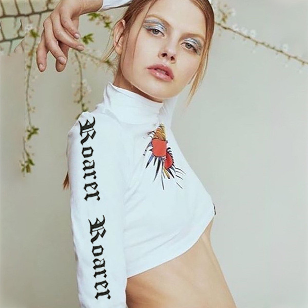 Κομψή κοντή γυναικεία μπλούζα με επιγραφές στα μανίκια