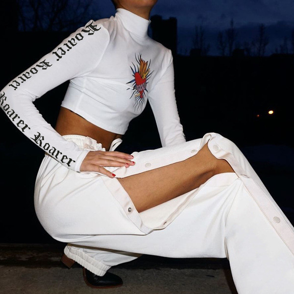 Κομψή κοντή γυναικεία μπλούζα με επιγραφές στα μανίκια