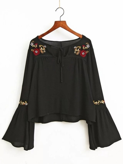 Κομψό γυναικείο πουκάμισο σε λευκό και μαύρο χρώμα σε freestyle και floral στοιχεία