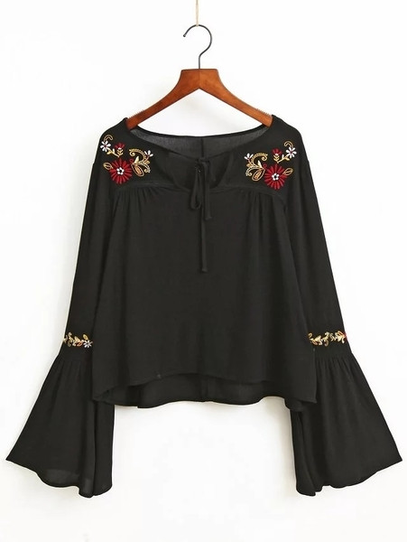 Κομψό γυναικείο πουκάμισο σε λευκό και μαύρο χρώμα σε freestyle και floral στοιχεία