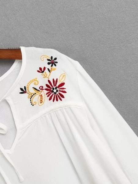 Κομψό γυναικείο πουκάμισο σε λευκό και μαύρο χρώμα σε freestyle και floral στοιχεία