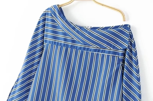 Γυναικεία μπλούζα για το φθινόπωρο σε μια γυμνή λωρίδα ώμου