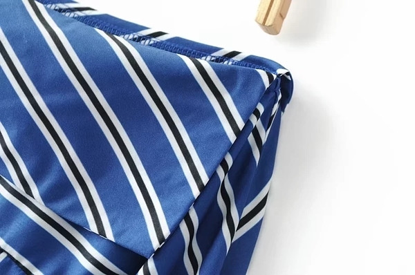 Γυναικεία μπλούζα για το φθινόπωρο σε μια γυμνή λωρίδα ώμου