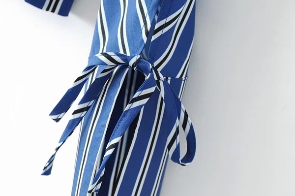 Γυναικεία μπλούζα για το φθινόπωρο σε μια γυμνή λωρίδα ώμου