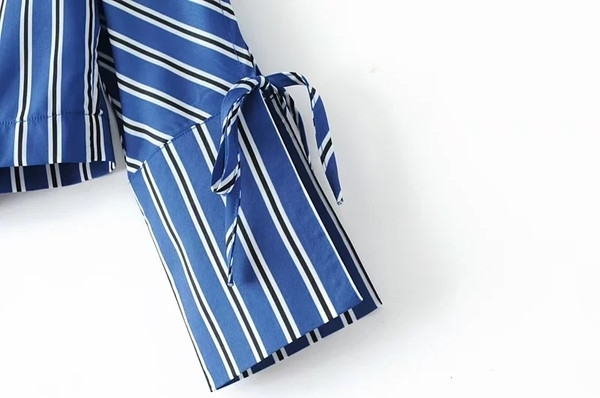 Γυναικεία μπλούζα για το φθινόπωρο σε μια γυμνή λωρίδα ώμου