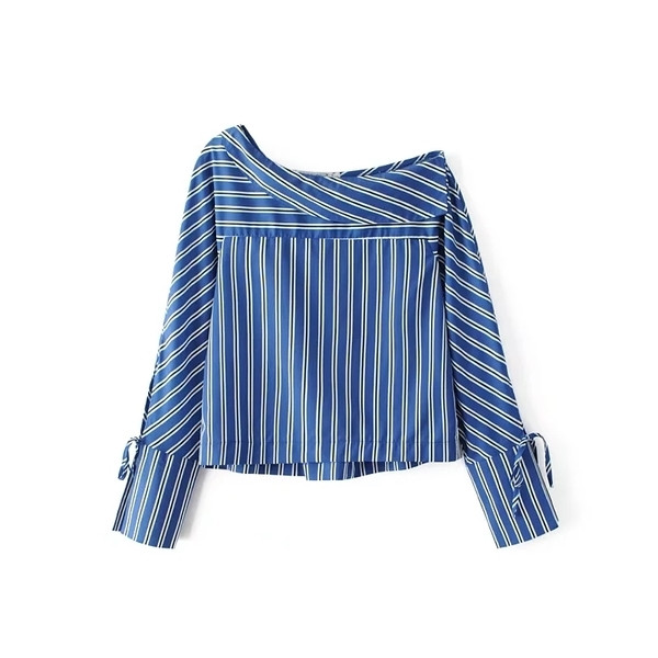 Γυναικεία μπλούζα για το φθινόπωρο σε μια γυμνή λωρίδα ώμου