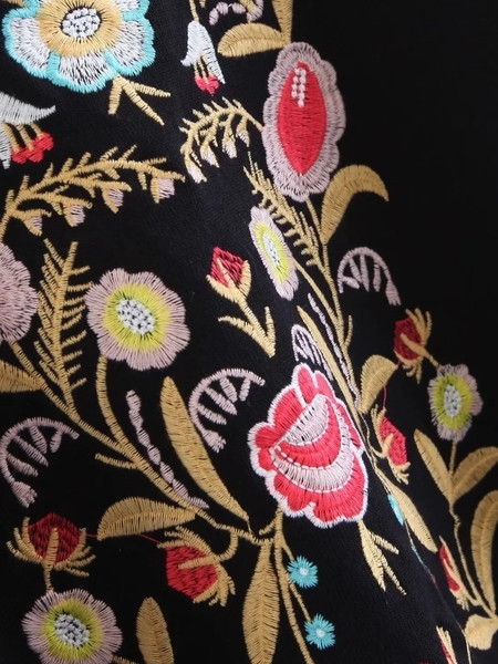 Τρέχον γυναικείο πουλόβερ με ενδιαφέρον δικαίωμα σε ένα ευρύ πρότυπο