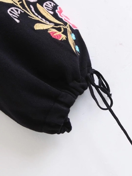 Τρέχον γυναικείο πουλόβερ με ενδιαφέρον δικαίωμα σε ένα ευρύ πρότυπο