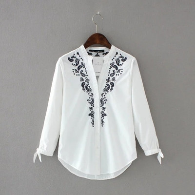 Μοντέρνο γυναικείο πουκάμισο με floral διακόσμηση και ντεκολτέ σε σχήμα V, κατάλληλο για την καθημερινή ζωή