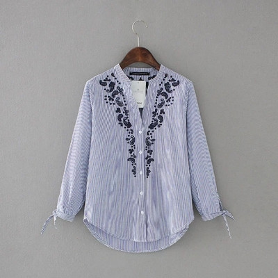 Μοντέρνο γυναικείο πουκάμισο με floral διακόσμηση και ντεκολτέ σε σχήμα V, κατάλληλο για την καθημερινή ζωή