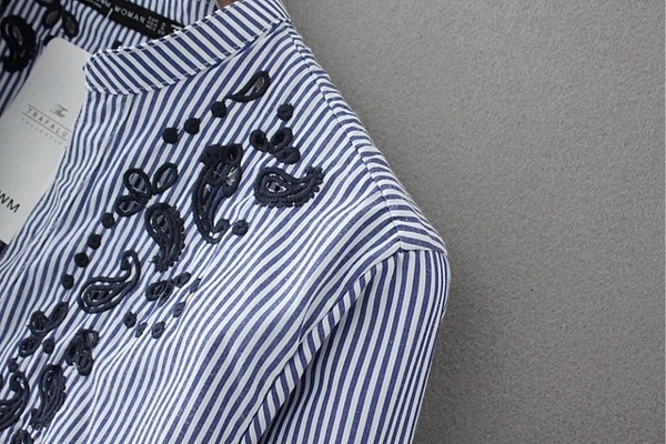 Μοντέρνο γυναικείο πουκάμισο με floral διακόσμηση και ντεκολτέ σε σχήμα V, κατάλληλο για την καθημερινή ζωή