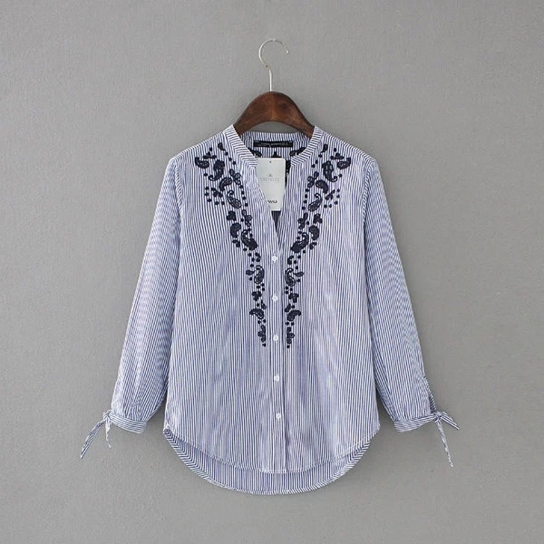 Μοντέρνο γυναικείο πουκάμισο με floral διακόσμηση και ντεκολτέ σε σχήμα V, κατάλληλο για την καθημερινή ζωή