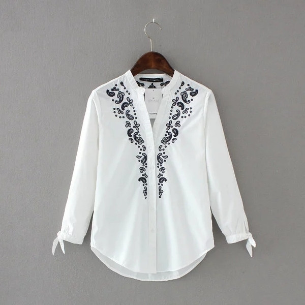 Μοντέρνο γυναικείο πουκάμισο με floral διακόσμηση και ντεκολτέ σε σχήμα V, κατάλληλο για την καθημερινή ζωή