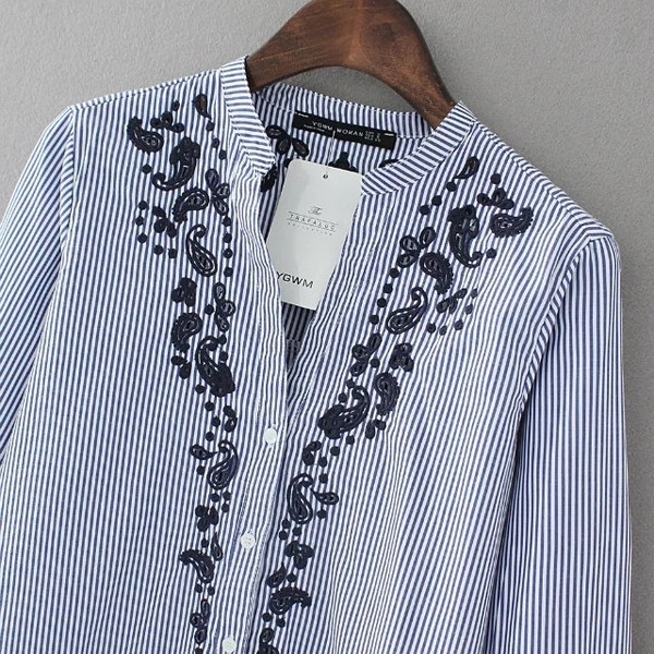 Μοντέρνο γυναικείο πουκάμισο με floral διακόσμηση και ντεκολτέ σε σχήμα V, κατάλληλο για την καθημερινή ζωή