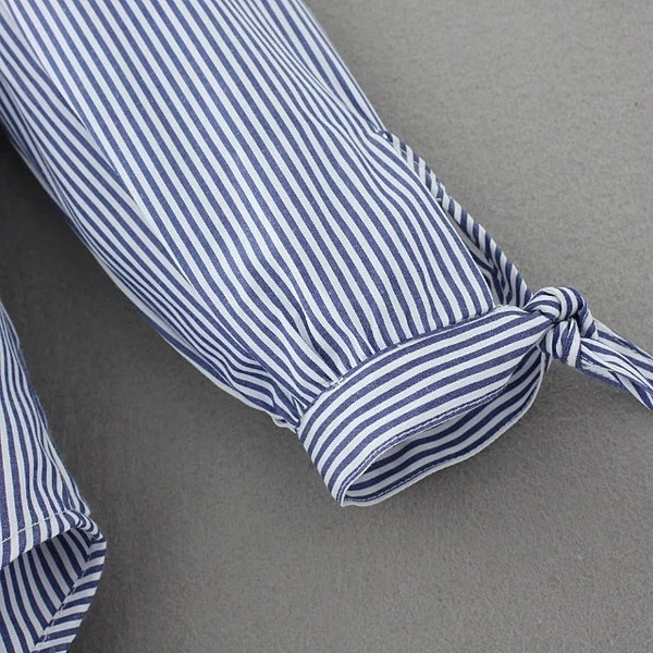 Μοντέρνο γυναικείο πουκάμισο με floral διακόσμηση και ντεκολτέ σε σχήμα V, κατάλληλο για την καθημερινή ζωή