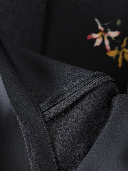 Πανέμορφα γυναικεία παντελόνια με ενδιαφέρουσα διακόσμηση