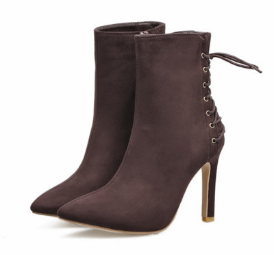 Οι casual γυναικείες μπότες με ψηλά τακούνια 