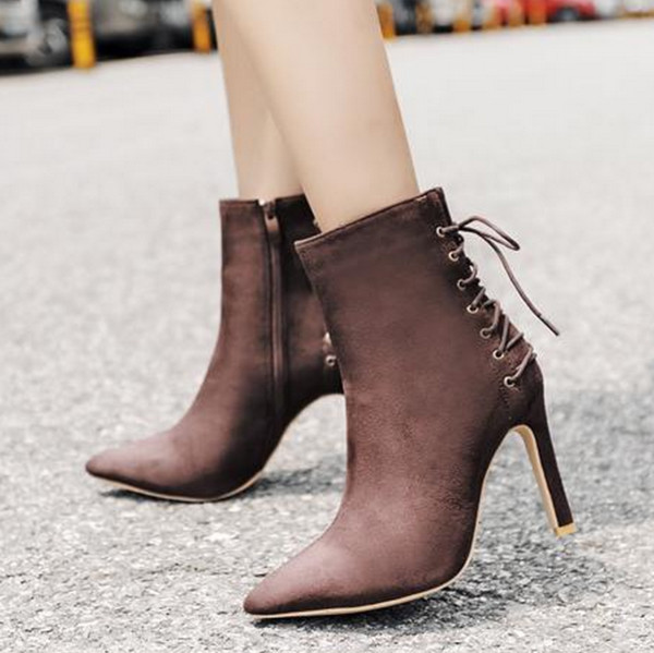 Οι casual γυναικείες μπότες με ψηλά τακούνια 