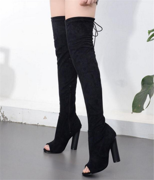 Πολύ μοντέρνες γυναικείες  μπότες  με υψηλό παχύ τακούνι και μακριές σταυροειδείς συνδέσεις