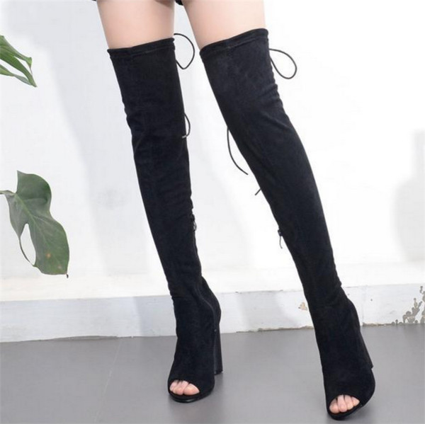 Πολύ μοντέρνες γυναικείες  μπότες  με υψηλό παχύ τακούνι και μακριές σταυροειδείς συνδέσεις