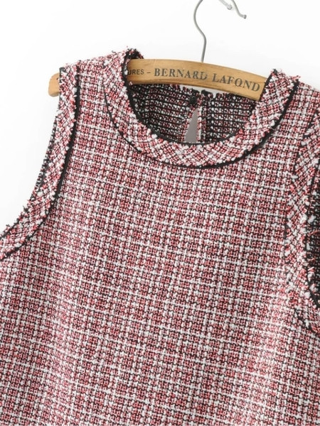 Κομψό γυναικείό αμάνικο σε περιθώρια