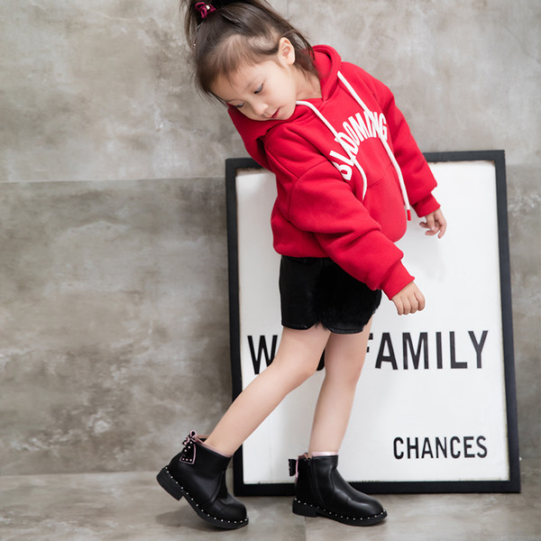 Κομψές παιδικές μπότες για κορίτσια με κορδέλα σε κόκκινο και μαύρο χρώμα