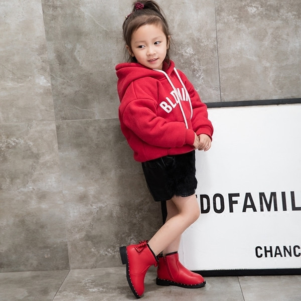 Κομψές παιδικές μπότες για κορίτσια με κορδέλα σε κόκκινο και μαύρο χρώμα