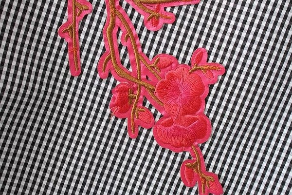 Καθημερινή κομψή γυναικεία μπλούζα με φαρδιά μανίκια και κεντήματα