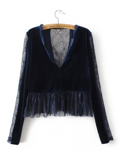 Κομψή γυναικεία μπλούζα με δαντέλα σε δύο χρώματα και βαθύ ντεκολτέ